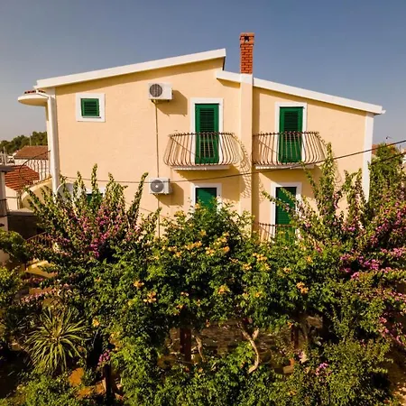 Close To The Sea, 1-bedroom Sonia 아파트 *